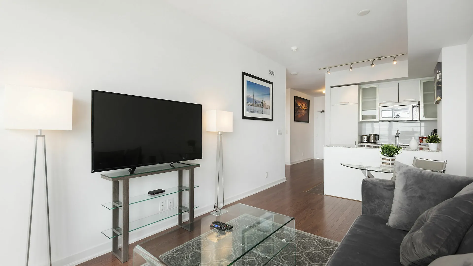 Diamond Vacation Homes - York Street Toronto Hotel