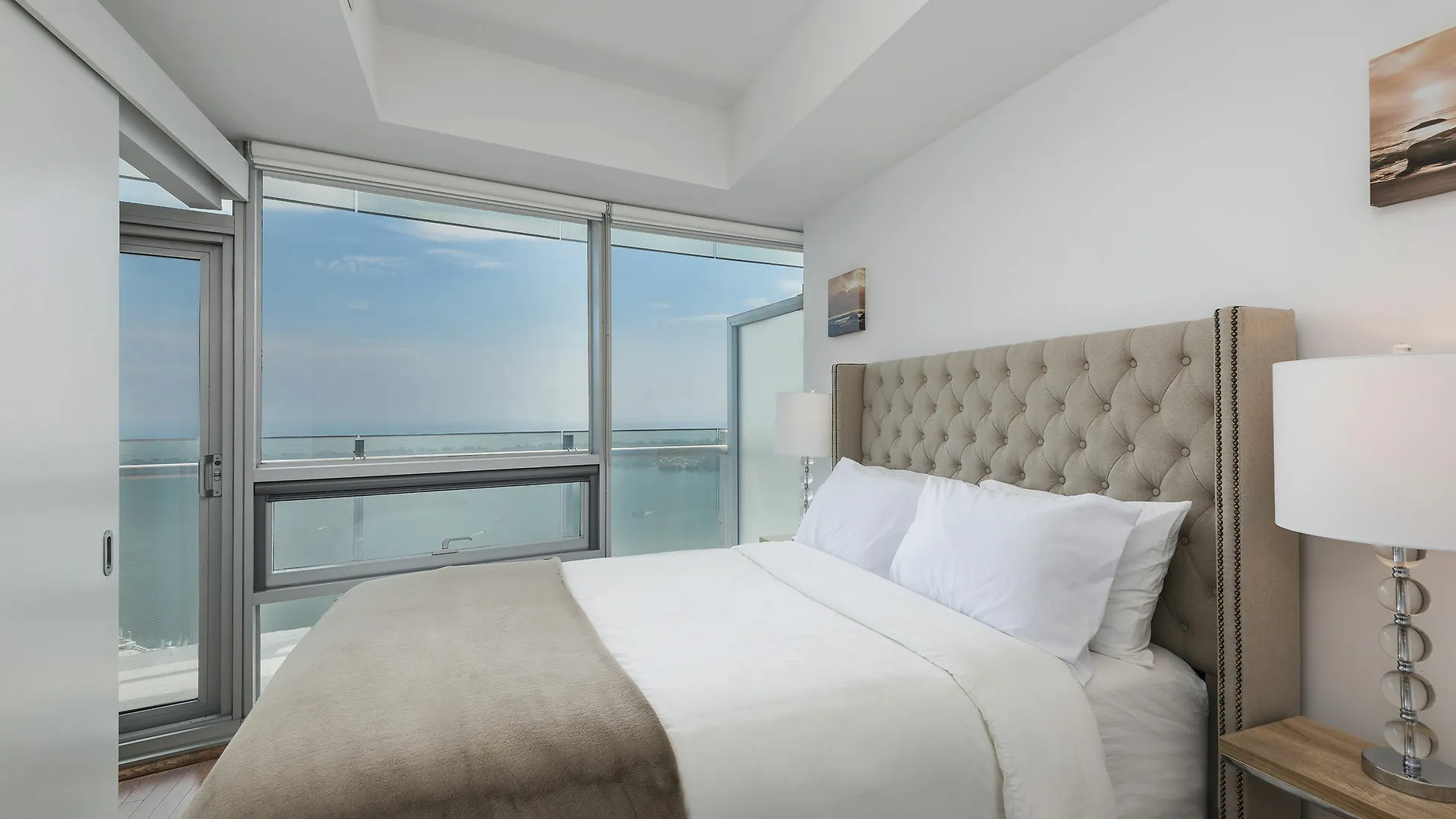 Diamond Vacation Homes - York Street Toronto Hotel
