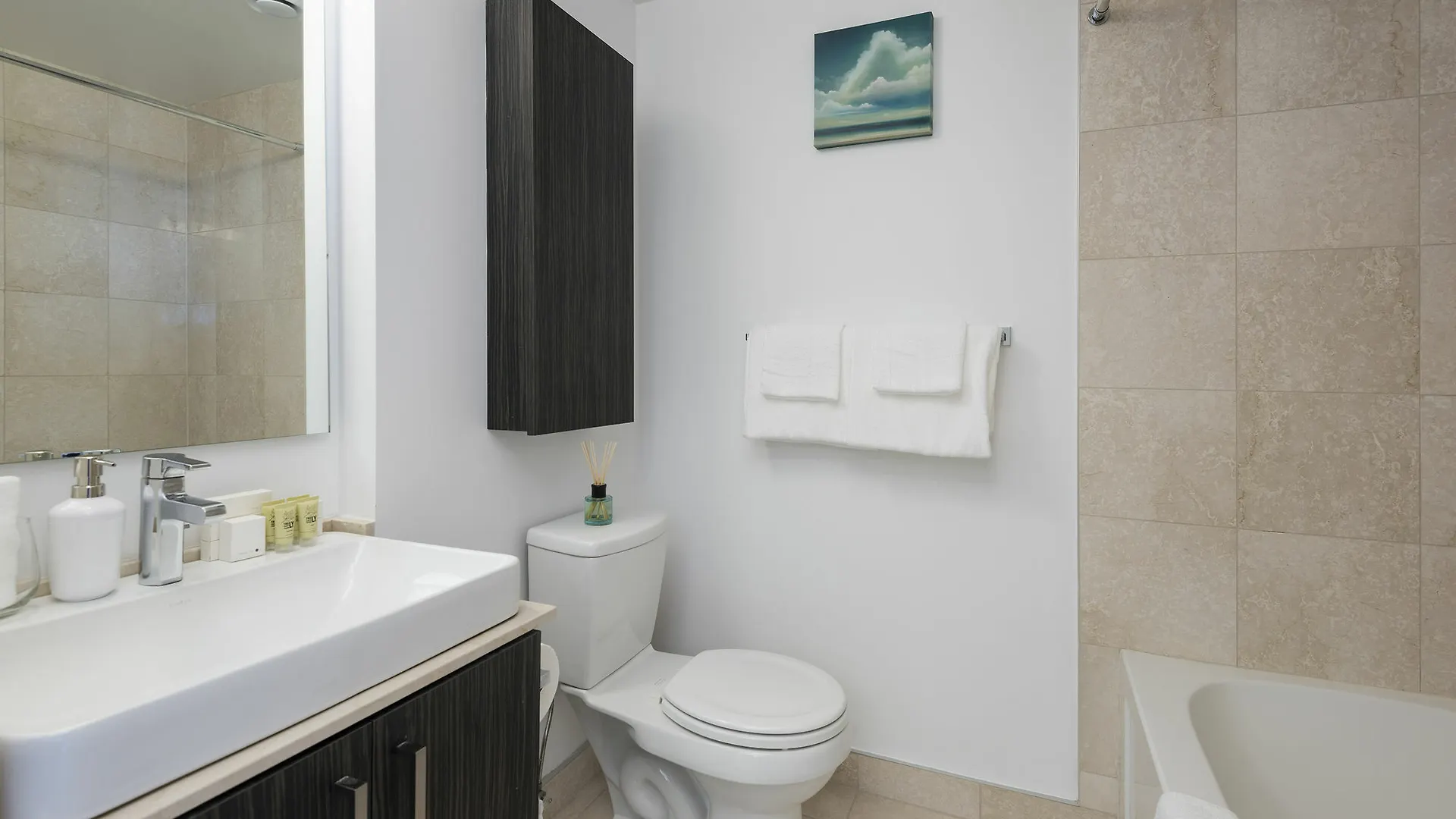 **** Hotel Diamond Vacation Homes - York Street Toronto Canada
